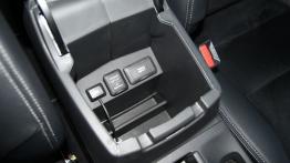 Honda CR-V IV 1.6 i-DTEC - galeria redakcyjna - gniazda w podłokietniku