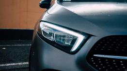 Mercedes A200 1.3 163 KM - galeria redakcyjna - prawy przedni reflektor - w??czony