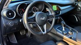 Alfa Romeo Giulia Veloce 2.0 TBi 280 KM - galeria redakcyjna - widok ogólny wn?trza z przodu