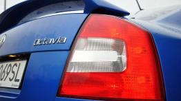 Skoda Octavia RS z zewnątrz - prawy tylny reflektor - włączony