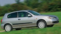 Nissan Almera - prawy bok