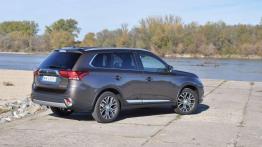 Mitsubishi Outlander 2.2 DID Intense Plus 4WD - galeria redakcyjna - prawy bok