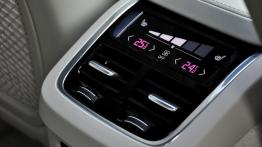 Volvo XC90 II 2.0 D5 225 KM - galeria redakcyjna - panel sterowania z tyłu