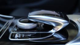 Mercedes Klasa C W205 Sedan - galeria redakcyjna - panel sterowania na tunelu środkowym