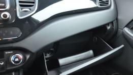 Kia Carens IV 1.6 GDI 135KM - galeria redakcyjna - schowek przedni otwarty