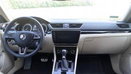 Skoda Superb 2.0 TDI 190 KM - galeria redakcyjna - widok ogólny wnętrza z przodu