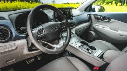 Hyundai Kona Electric - galeria redakcyjna - widok ogólny wnętrza z przodu
