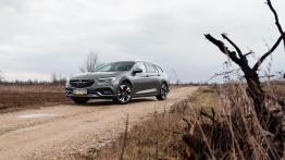 Opel Insignia Country Tourer 1.6 Turbo 200 KM - galeria redakcyjna - widok z przodu