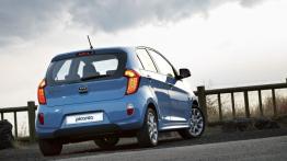 Kia Picanto 2011 - wersja 5-drzwiowa - tył - reflektory włączone