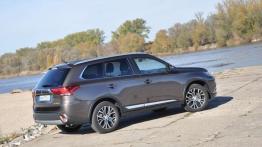 Mitsubishi Outlander 2.2 DID Intense Plus 4WD - galeria redakcyjna - prawy bok