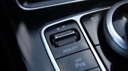 Mercedes Klasa C W205 Sedan - galeria redakcyjna - panel sterowania na tunelu środkowym