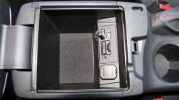 Mazda 3 III Hatchback  2.0 120KM - galeria redakcyjna - schowek w podłokietniku przednim
