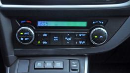 Toyota Auris II Hatchback 5d 1.8 HSD 136KM - galeria redakcyjna - panel sterowania wentylacją i nawi