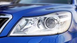 Skoda Octavia II Hatchback Facelifting 2.0 TFSI 200KM - galeria redakcyjna - lewy przedni reflektor 