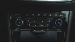Opel Astra K - dobra, choć nie luksusowa - panel sterowania wentylacją i nawiewem