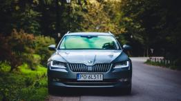 Skoda Superb Combi 2.0 TDI 190 KM - galeria redakcyjna - widok z przodu