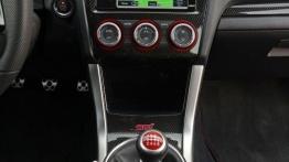 Subaru WRX STI (2015) - wersja europejska - konsola środkowa