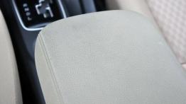 Mitsubishi Outlander III SUV 2.0 SOHC MIVEC 147KM - galeria redakcyjna - podłokietnik przedni