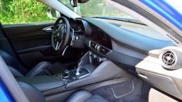 Alfa Romeo Giulia Veloce 2.0 TBi 280 KM - galeria redakcyjna - widok ogólny wn?trza z przodu