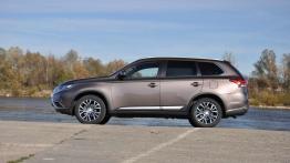 Mitsubishi Outlander 2.2 DID Intense Plus 4WD - galeria redakcyjna - lewy bok