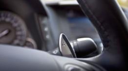 Infiniti Q70 2.2d 170 KM - galeria redakcyjna - manetka zmiany biegów pod kierownicą