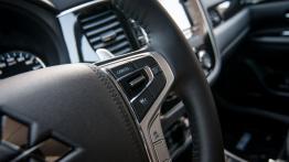Mitsubishi Outlander PHEV Facelift (2016) - galeria redakcyjna - sterowanie w kierownicy