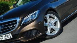 Mercedes Klasa C W205 Kombi - galeria redakcyjna - lewy przedni reflektor - włączony