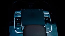 Mercedes A200 1.3 163 KM - galeria redakcyjna - panel sterowania na tunelu ?rodkowym