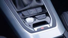 Peugeot 308 II SW 1.2 PureTech 130KM - galeria redakcyjna - tunel środkowy między fotelami