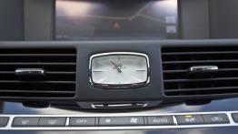 Infiniti Q70 2.2d 170 KM - galeria redakcyjna - zegarek na desce rozdzielczej