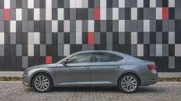 Skoda Superb 1.4 TSI 150 KM - galeria redakcyjna - lewy bok