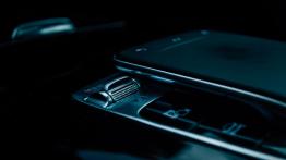 Mercedes A200 1.3 163 KM - galeria redakcyjna - panel sterowania na tunelu ?rodkowym