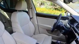 Skoda Superb 2.0 TDI 190 KM - galeria redakcyjna - widok ogólny wnętrza z przodu