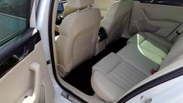 Skoda Superb 2.0 TDI 190 KM - galeria redakcyjna - tylna kanapa