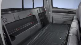 Toyota Tacoma - tylna kanapa złożona, widok z boku