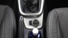 Suzuki Vitara 1.6 VVT 120KM - galeria redakcyjna - tunel środkowy między fotelami
