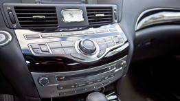 Infiniti Q70 2.2d 170 KM - galeria redakcyjna - konsola środkowa