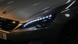 Peugeot 308 II Hatchback 5d - galeria redakcyjna - lewy przedni reflektor - włączony
