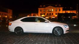 Skoda Superb 2.0 TDI 190 KM - galeria redakcyjna - widok ogólny wnętrza z przodu