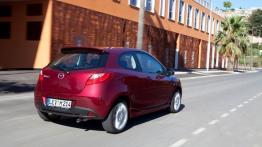 Mazda 2 Facelifting - wersja 3-drzwiowa - widok z tyłu