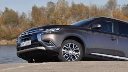 Mitsubishi Outlander 2.2 DID Intense Plus 4WD - galeria redakcyjna - bok - inne ujęcie