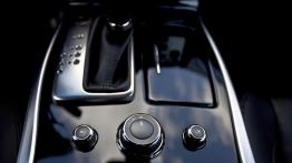 Infiniti Q70 2.2d 170 KM - galeria redakcyjna - panel sterowania na tunelu środkowym