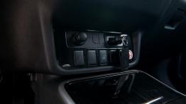 Mitsubishi Outlander PHEV Facelift (2016) - galeria redakcyjna - gniazda w konsoli środkowej
