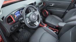 Jeep Renegade Trailhawk (2015) - wersja europejska - widok ogólny wnętrza z przodu