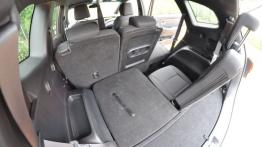 Kia Carens IV 1.6 GDI 135KM - galeria redakcyjna - fotel trzeciego rzędu rozłożony - widok z bagażni