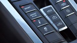 Porsche 911 991 Carrera 2/2S Cabrio 3.8 400KM - galeria redakcyjna - tunel środkowy między fotelami