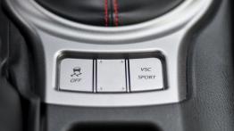 Toyota GT86 Coupe 2.0 Boxer 200KM - galeria redakcyjna - tunel środkowy między fotelami