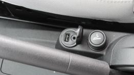 Citroen C-Elysee II Sedan 1.6 VTi 115KM - galeria redakcyjna - tunel środkowy między fotelami