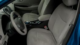 Nissan Leaf Hatchback 5d Elektryczny 109KM - galeria redakcyjna - widok ogólny wnętrza z przodu
