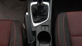 Toyota Auris II Hatchback 5d Valvematic 130 132KM - galeria redakcyjna - tunel środkowy między fotel